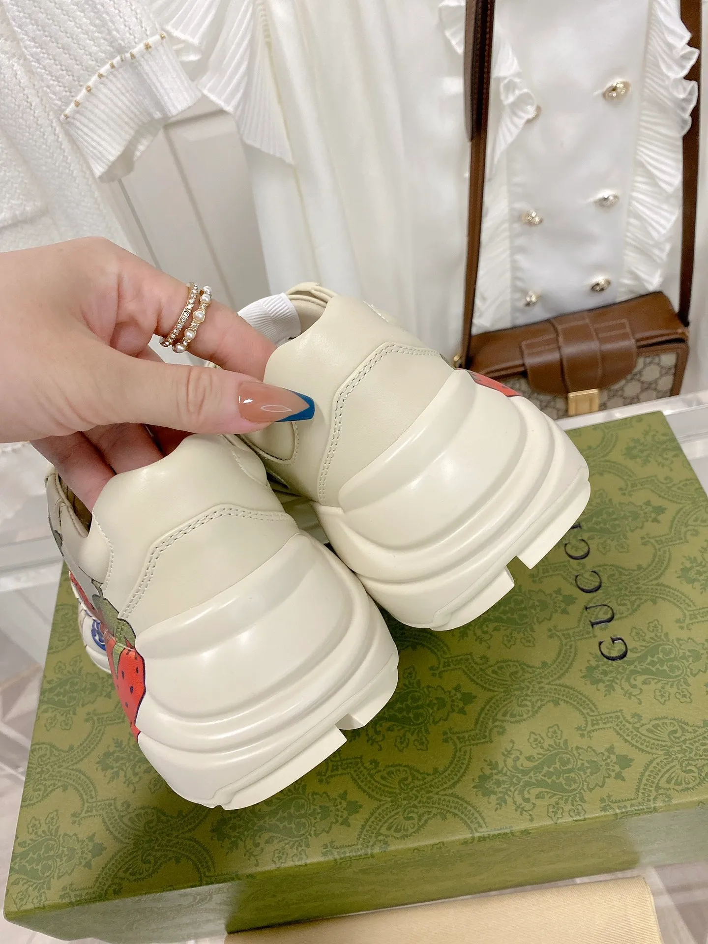 👟👟Ex-factory price 480👟👟 Women's Shoes Factory Upgraded Version 2022 Gucci Gucci top version couple's dad shoes series is new! 🖤 ⚠GG couple’s dad shoes have been popular in recent years; new colors are updated constantly; Gucci has updated new colors in 2022, and our home and counters have new ones at the same time. This classic dad shoe has celebrities and Internet celebrities Anchors and others are sure to plant grass and call ❤ Classic fashion style, distressed leather surface, 5D drawing printing; mixed surface splicing colors, etc... Original customization (off-white eco-friendly cowhide, first layer of cowhide inside), original outsole... Shiny colorful drawings embellish the sides of the shoe body, old color rubbing, package production technology, 1:1 creation / only to make the best shoes. Size: Women’s 35-45
